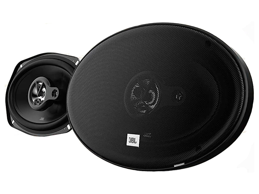 Par de bocinas JBL Stage Color en color negro, una con rejilla protectora y otra sin ella.