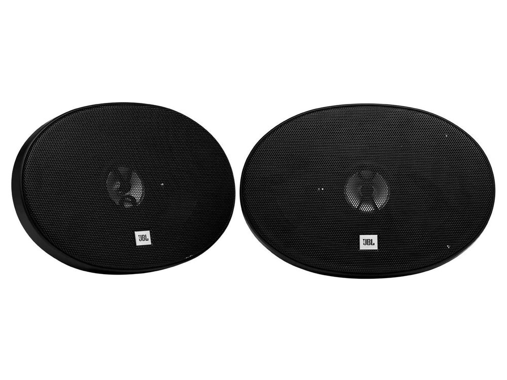Par de bocinas JBL Stage Color en color negro, una con rejilla protectora y otra sin ella.