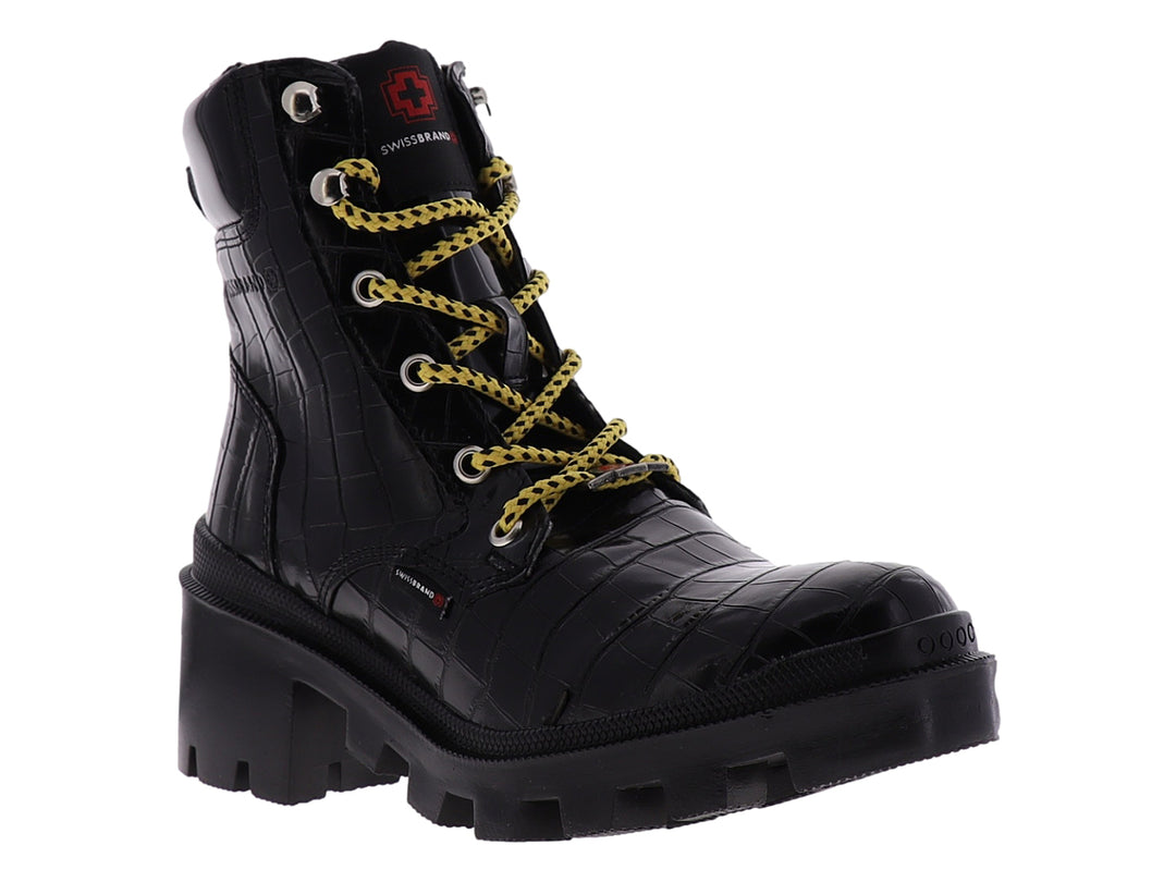 Bota negra de plataforma con textura de cocodrilo y agujetas amarillas de la marca Swissbrand.