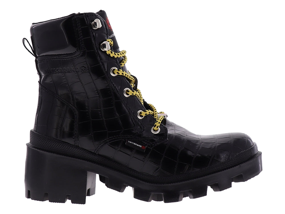 Bota negra de plataforma con textura de cocodrilo y agujetas amarillas de la marca Swissbrand.
