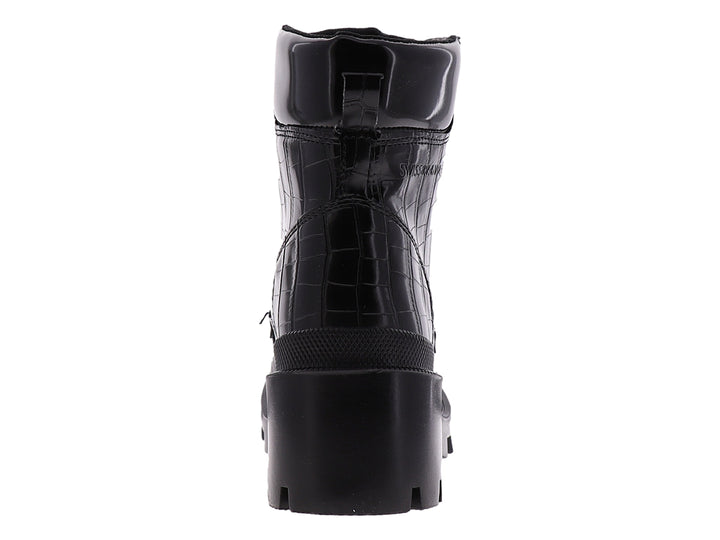 Bota negra de plataforma con textura de cocodrilo y agujetas amarillas de la marca Swissbrand.