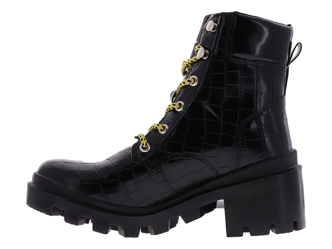 Bota negra de plataforma con textura de cocodrilo y agujetas amarillas de la marca Swissbrand.