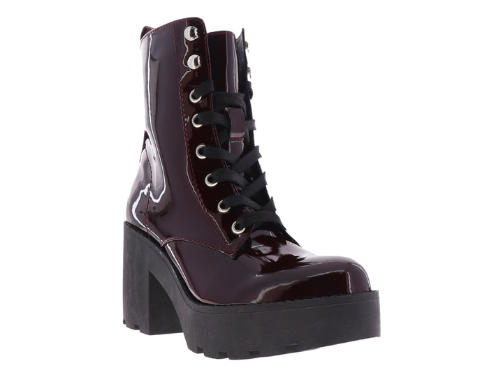 Bota de charol color merlot con plataforma negra y agujetas negras para mujer.