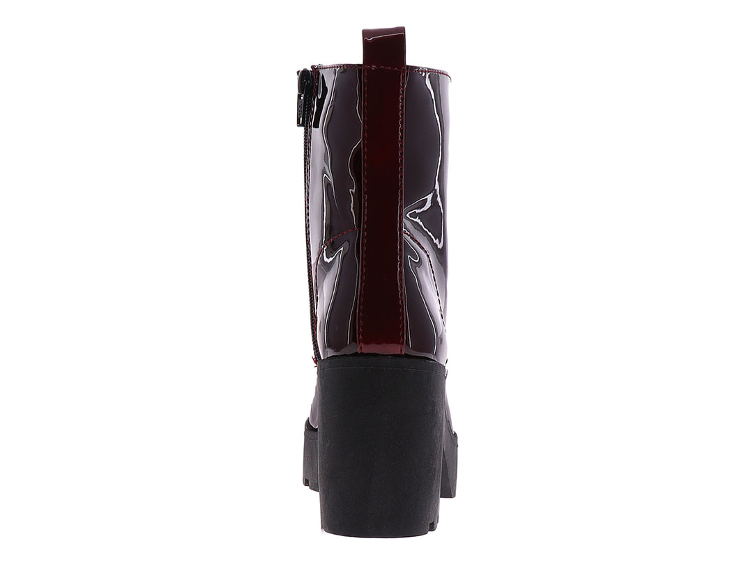 Bota de charol color merlot con plataforma negra y agujetas negras para mujer.