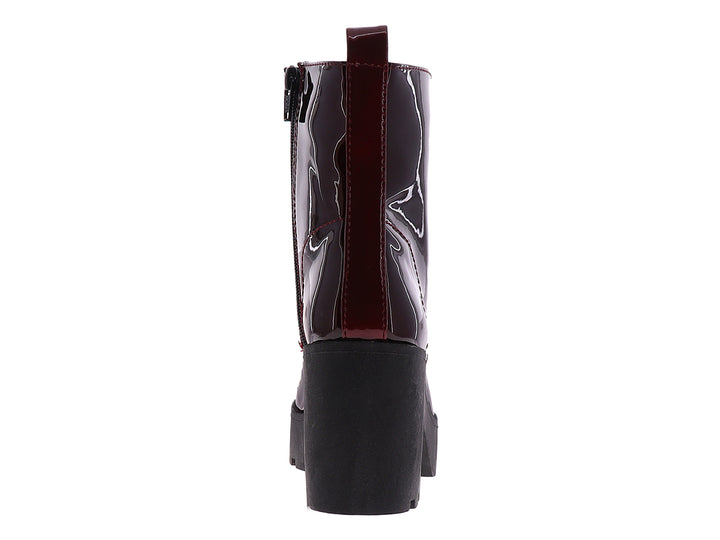 Bota de charol color merlot con plataforma negra y agujetas negras para mujer.