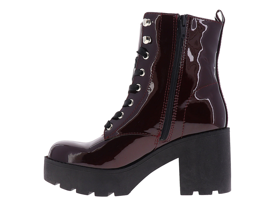 Bota de charol color merlot con plataforma negra y agujetas negras para mujer.
