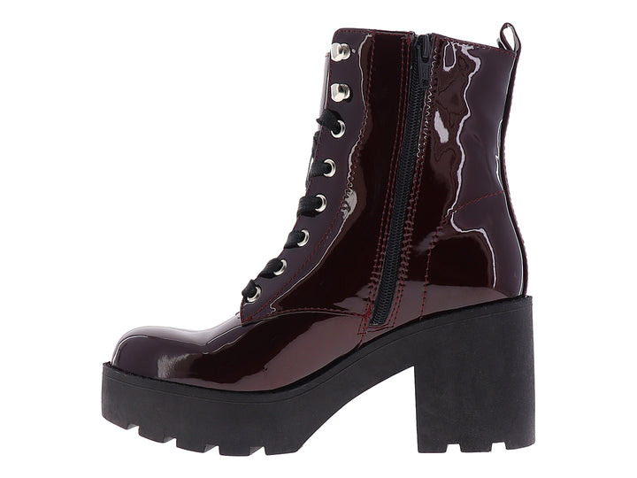 Bota de charol color merlot con plataforma negra y agujetas negras para mujer.