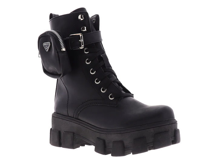Botines negros para mujer con suela de plataforma gruesa, agujetas y un pequeño bolsillo lateral con cierre.