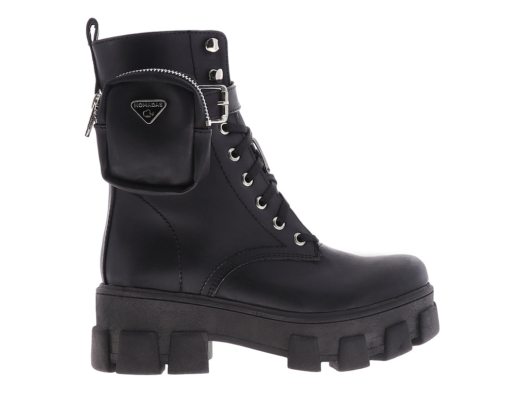 Botines negros para mujer con suela de plataforma gruesa, agujetas y un pequeño bolsillo lateral con cierre.