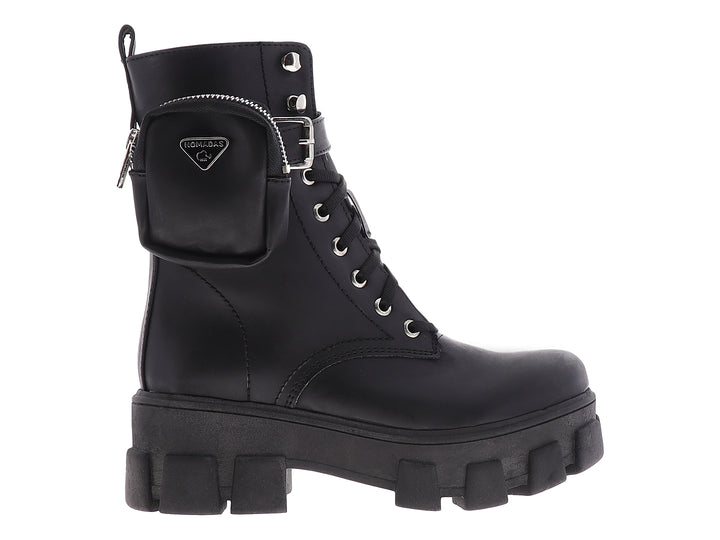 Botines negros para mujer con suela de plataforma gruesa, agujetas y un pequeño bolsillo lateral con cierre.