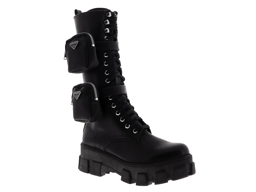 Botas negras de caña alta para mujer con suela de plataforma, agujetas y bolsillos laterales con cierre.