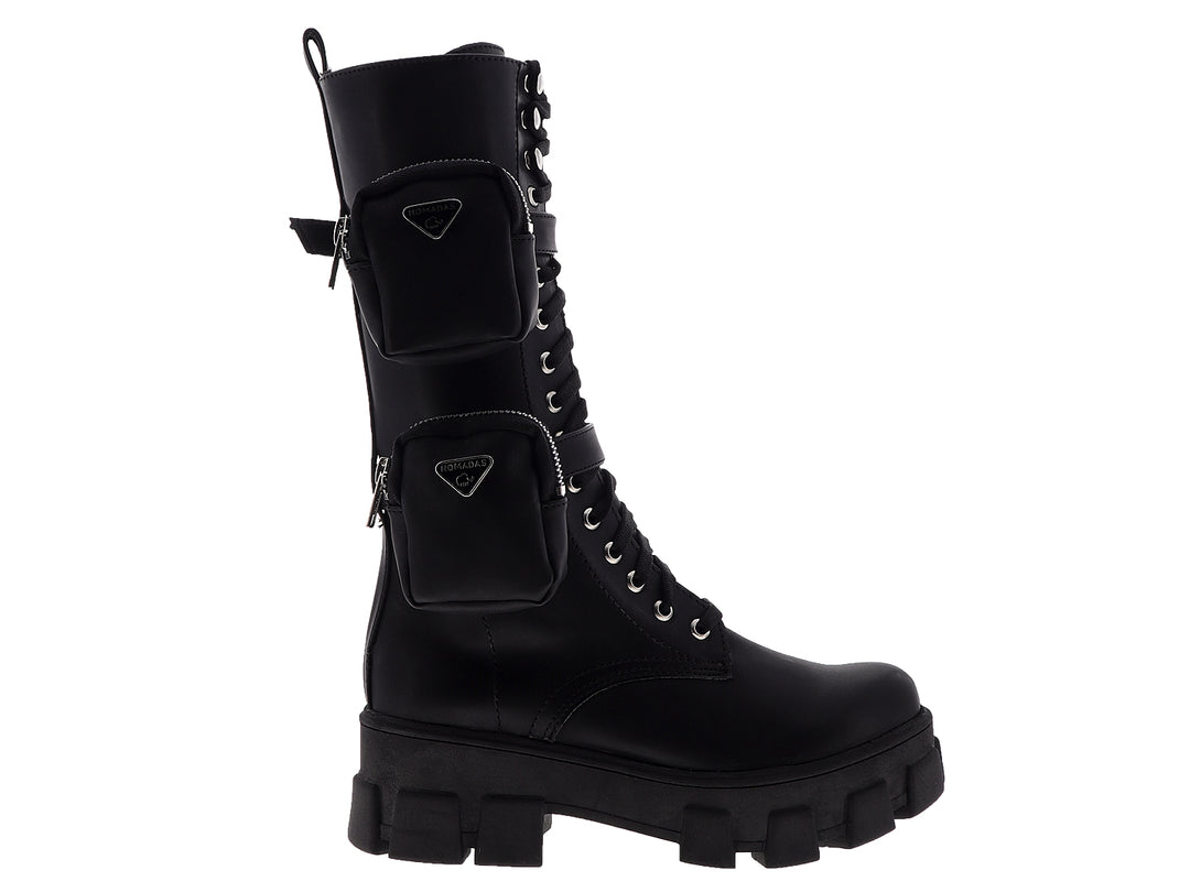 Botas negras de caña alta para mujer con suela de plataforma, agujetas y bolsillos laterales con cierre.