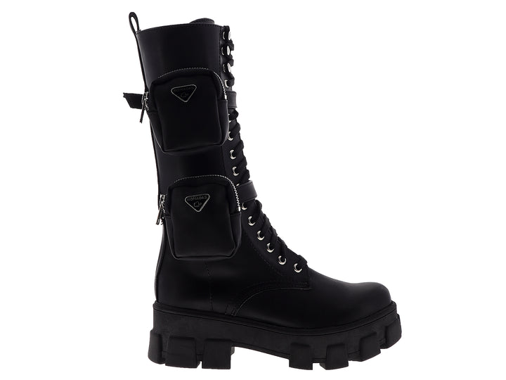 Botas negras de caña alta para mujer con suela de plataforma, agujetas y bolsillos laterales con cierre.