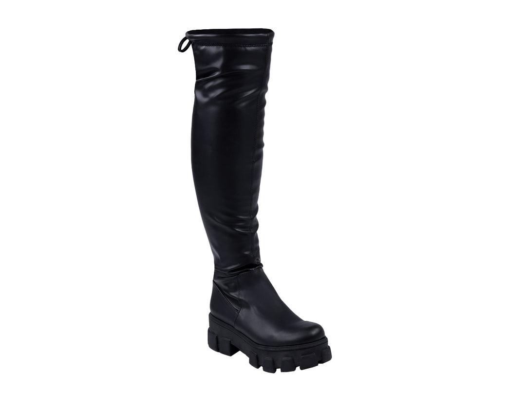 Botas altas de color negro para mujer con suela track gruesa y acabado brillante.
