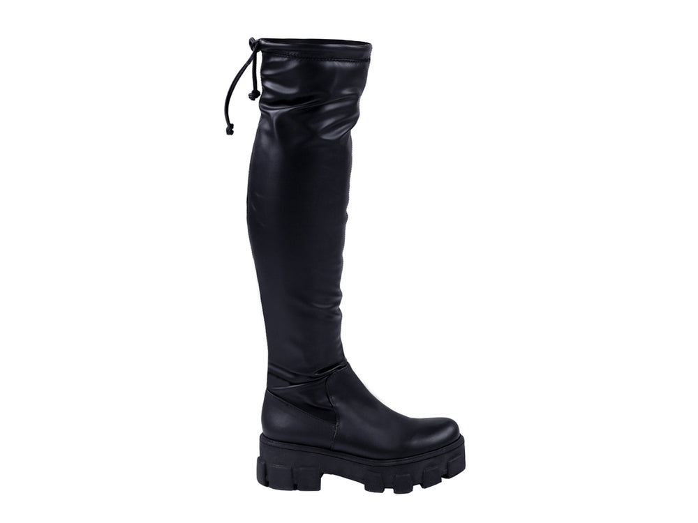 Botas altas de color negro para mujer con suela track gruesa y acabado brillante.