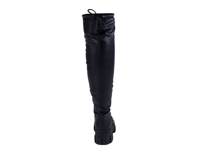 Botas altas de color negro para mujer con suela track gruesa y acabado brillante.