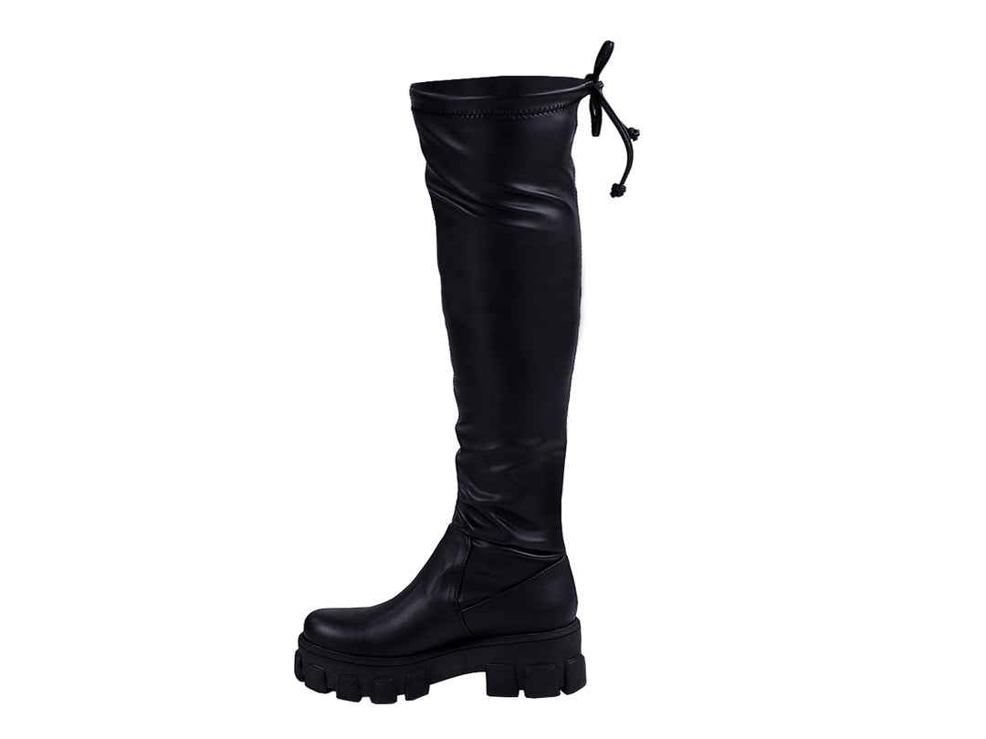 Botas altas de color negro para mujer con suela track gruesa y acabado brillante.