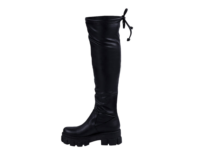 Botas altas de color negro para mujer con suela track gruesa y acabado brillante.