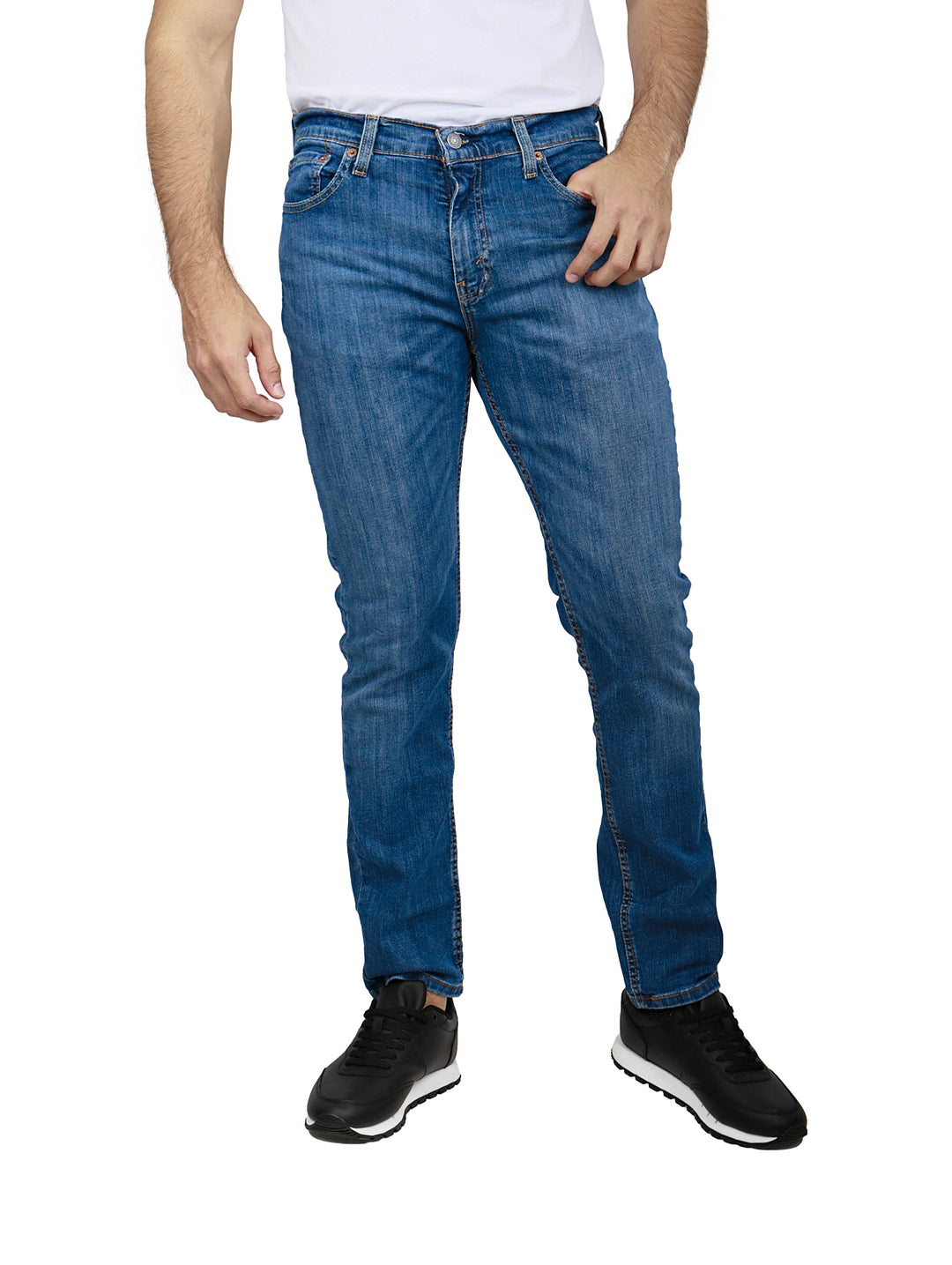 Hombre vistiendo pantalones Levi's 511 slim fit en color azul stone con calzado negro.