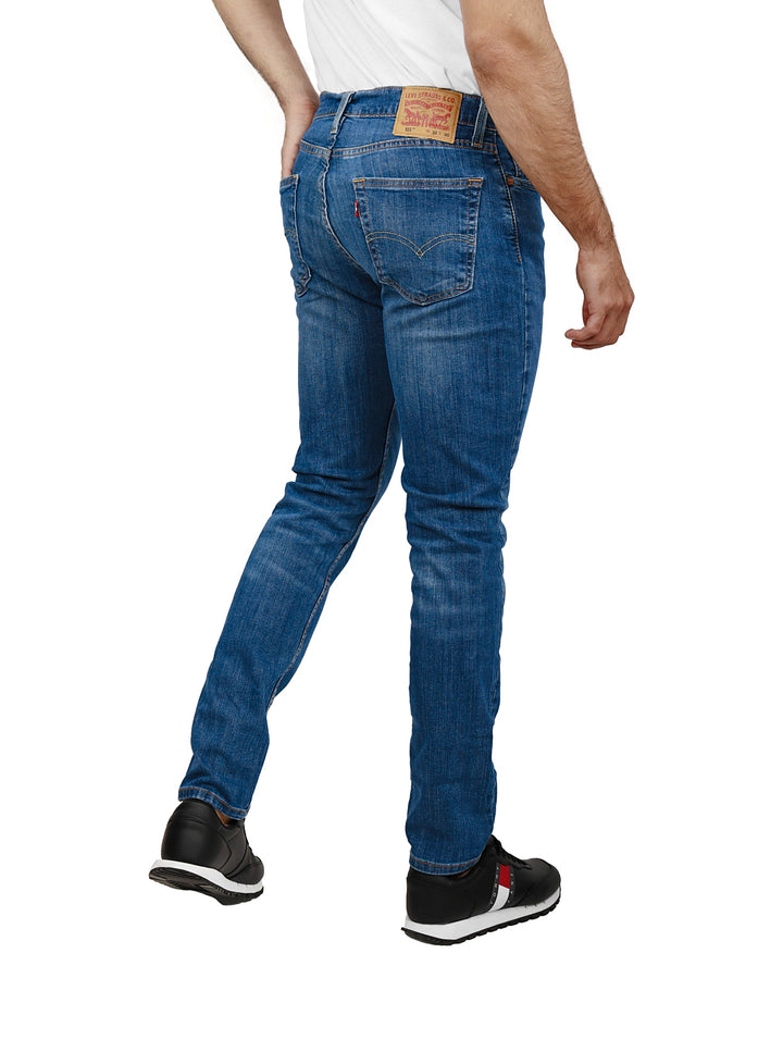 Hombre vistiendo pantalones Levi&