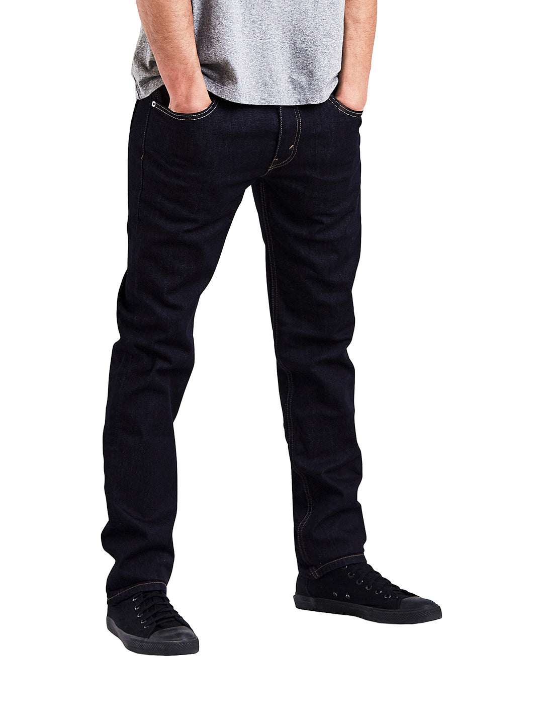 Hombre vistiendo pantalones Levi&