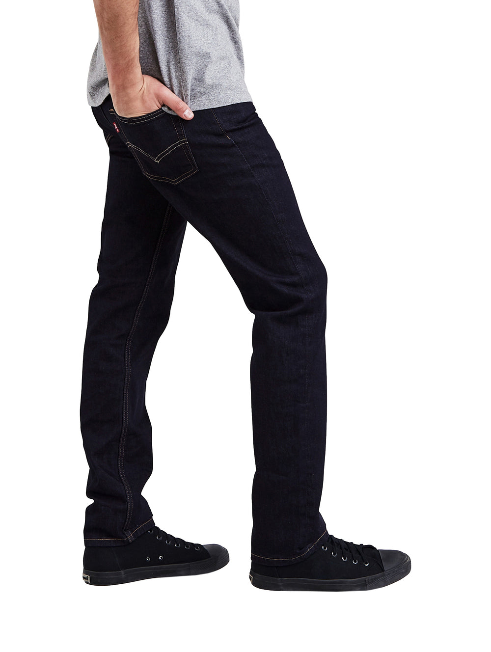 Hombre vistiendo pantalones Levi's 511 Slim Fit en color azul oscuro Dark Hollow.