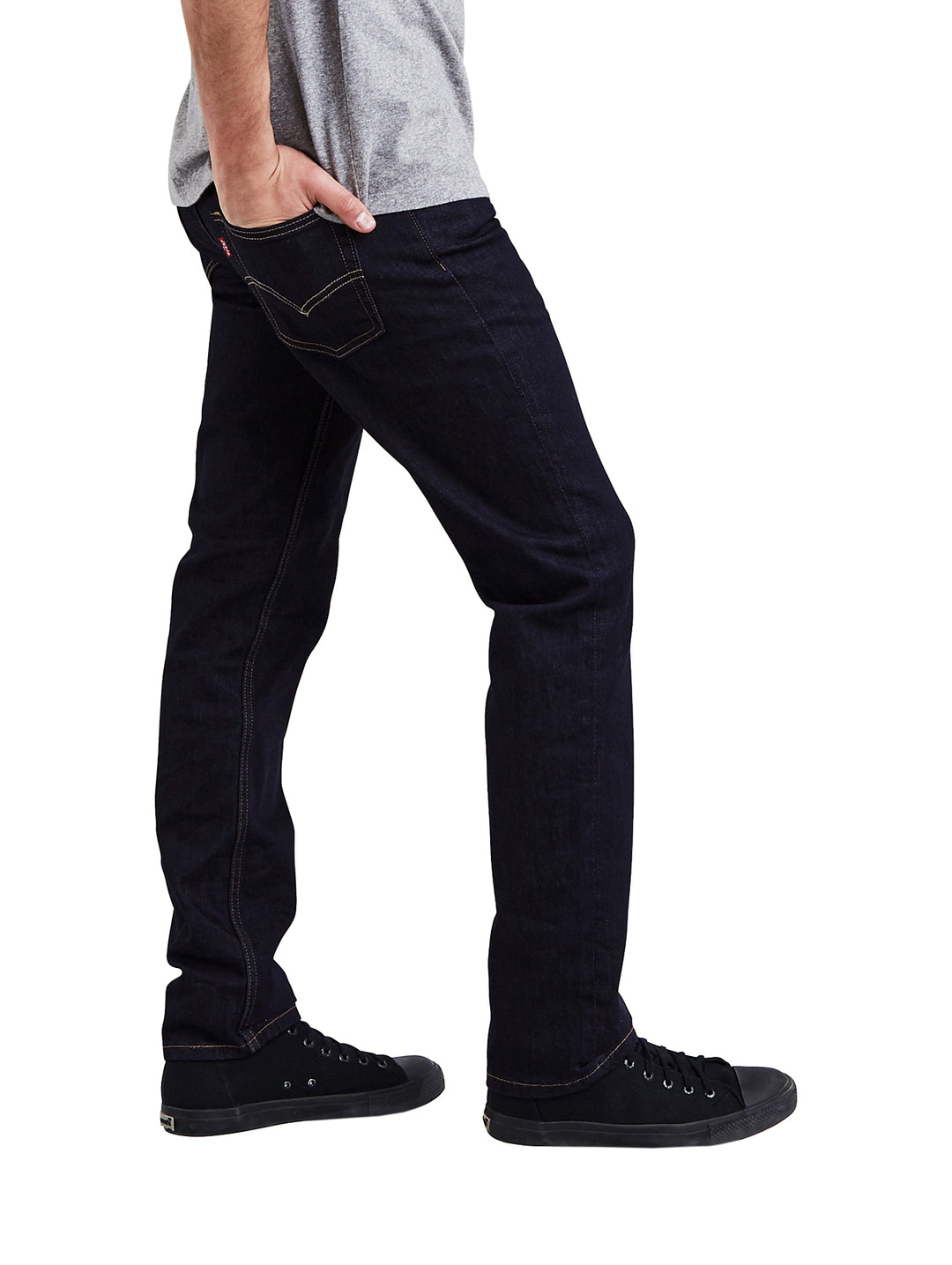 Hombre vistiendo pantalones Levi&