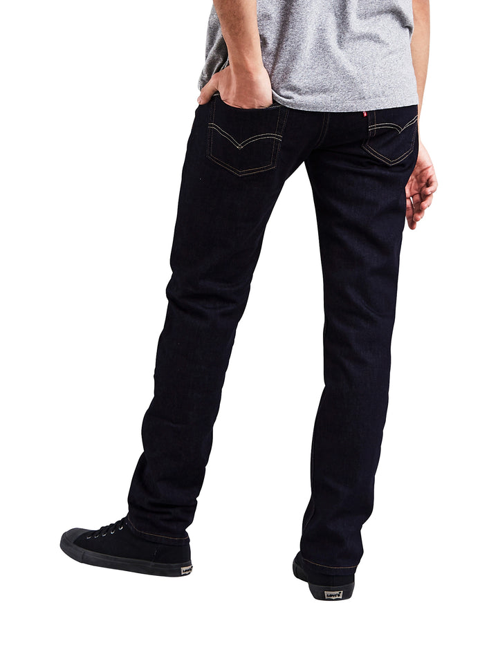 Hombre vistiendo pantalones Levi&
