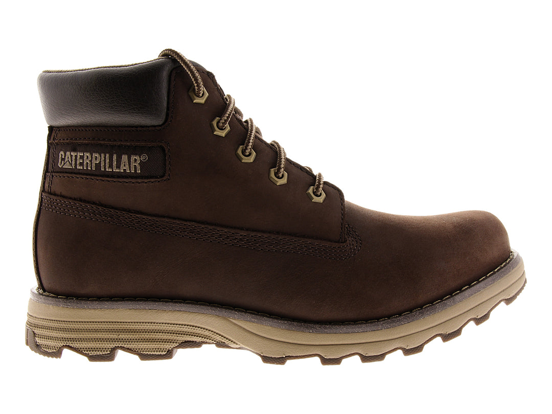 Botas Caterpillar color café oscuro con suela beige y agujetas coordinadas.