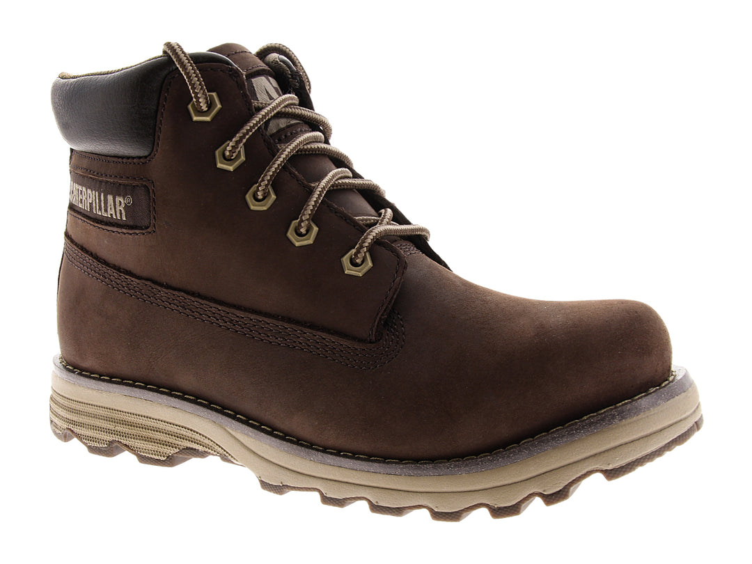 Botas Caterpillar color café oscuro con suela beige y agujetas coordinadas.