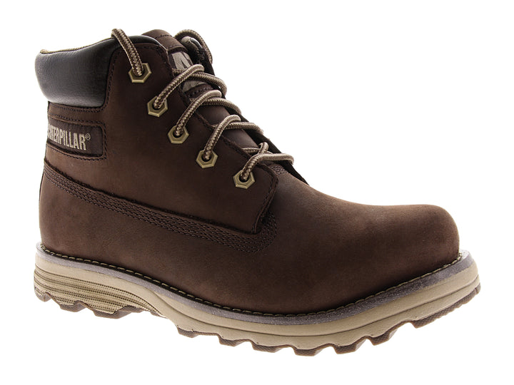 Botas Caterpillar color café oscuro con suela beige y agujetas coordinadas.