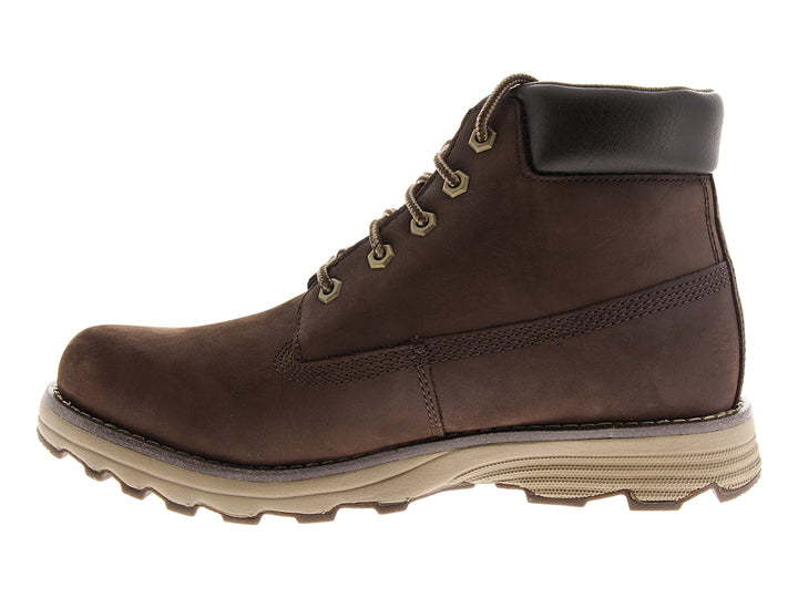 Botas Caterpillar color café oscuro con suela beige y agujetas coordinadas.