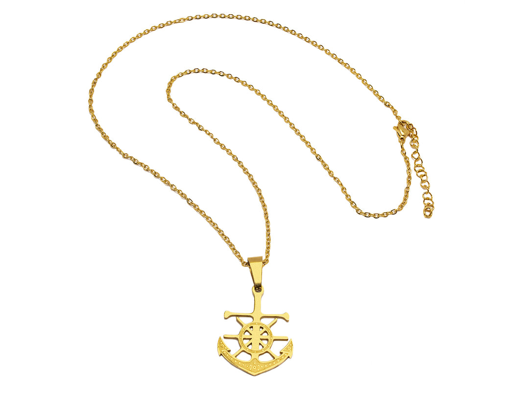 Collar dorado con dije en forma de ancla y timón náutico sobre fondo blanco.