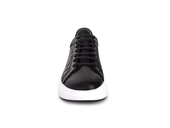Tenis negros de cuero con textura de pitón y suela blanca ancha para mujer.