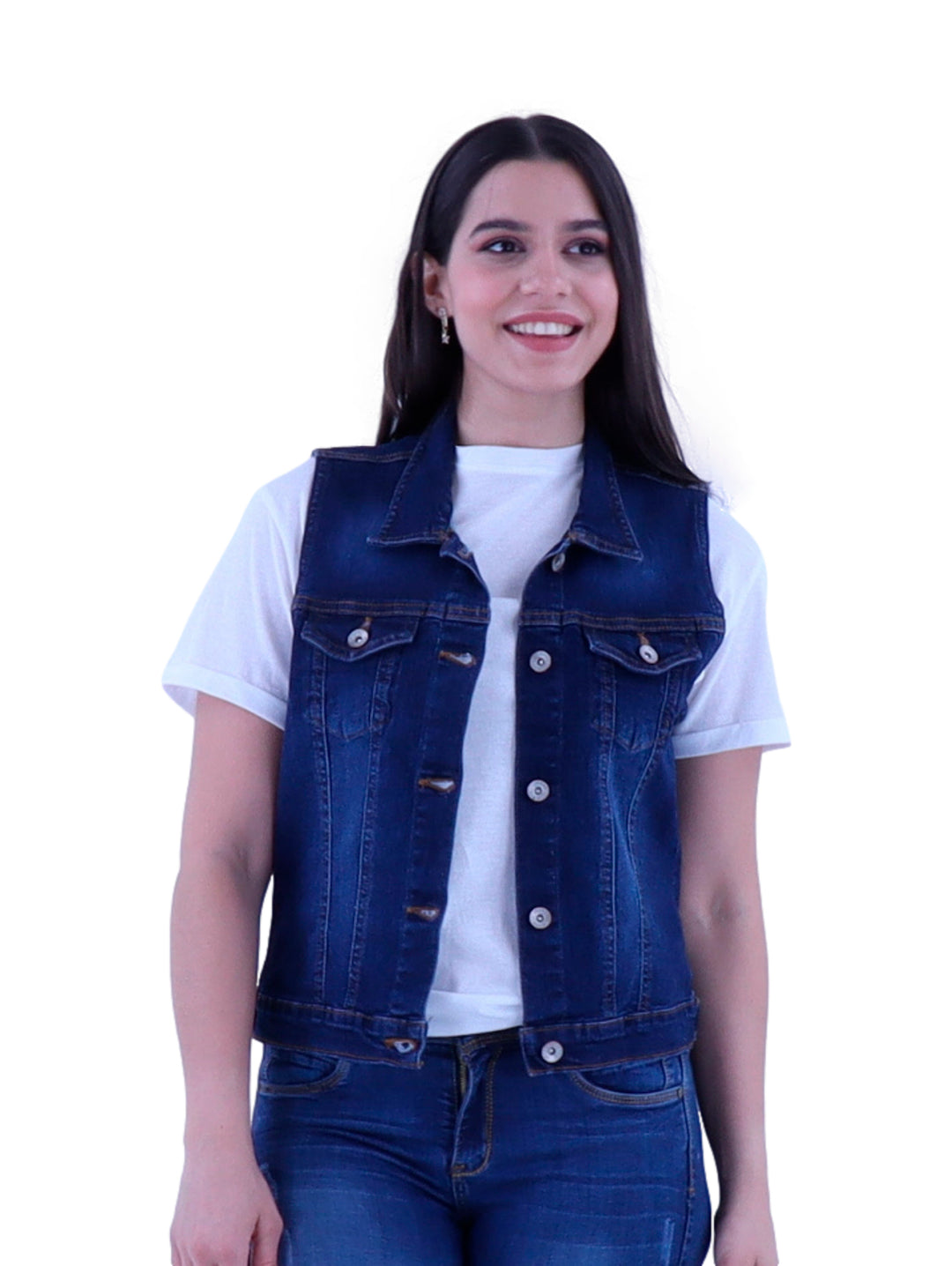Mujer usando un chaleco de mezclilla azul oscuro con botones y cuello.