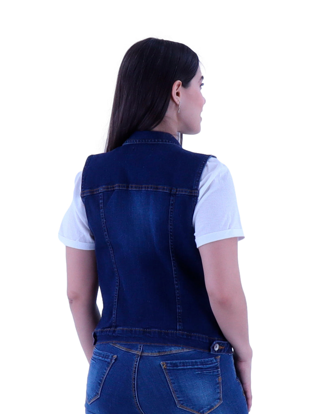 Mujer usando un chaleco de mezclilla azul oscuro con botones y cuello.