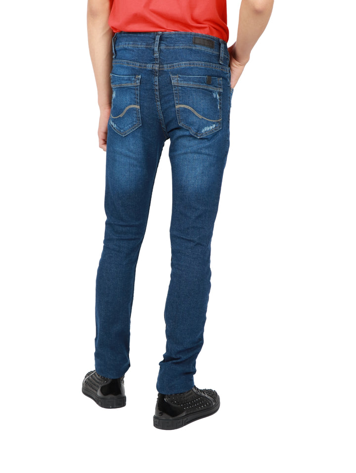 Jeans azules ajustados para hombre con efectos de desgaste y roturas leves.