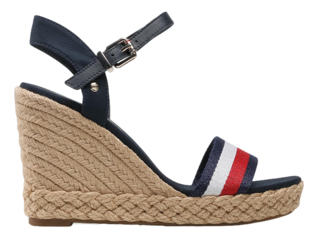 Sandalia azul de plataforma cuña con detalles en beige y correas con rayas blancas y rojas.