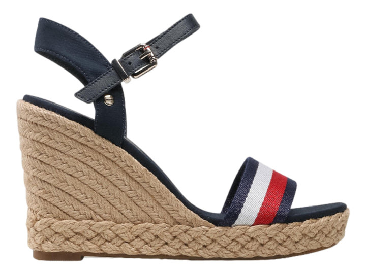 Sandalia azul de plataforma cuña con detalles en beige y correas con rayas blancas y rojas.