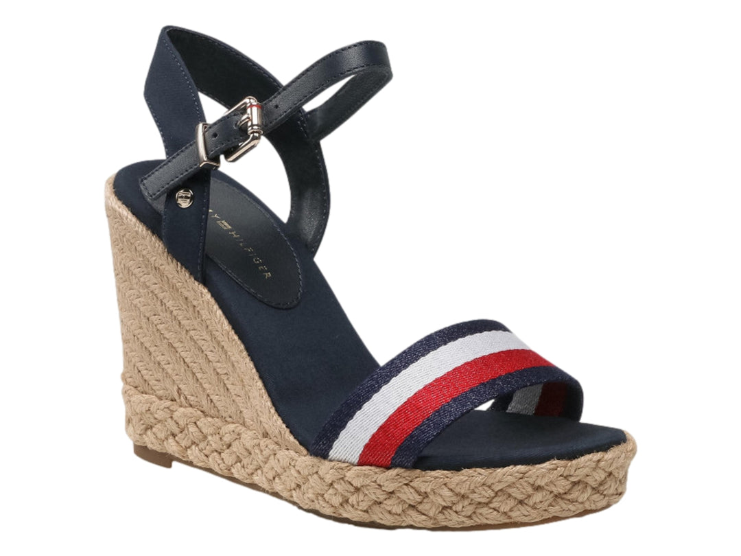 Sandalia azul de plataforma cuña con detalles en beige y correas con rayas blancas y rojas.