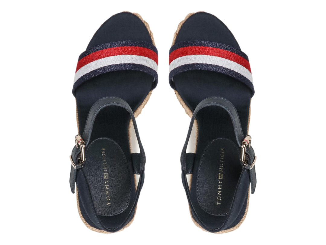 Sandalia azul de plataforma cuña con detalles en beige y correas con rayas blancas y rojas.