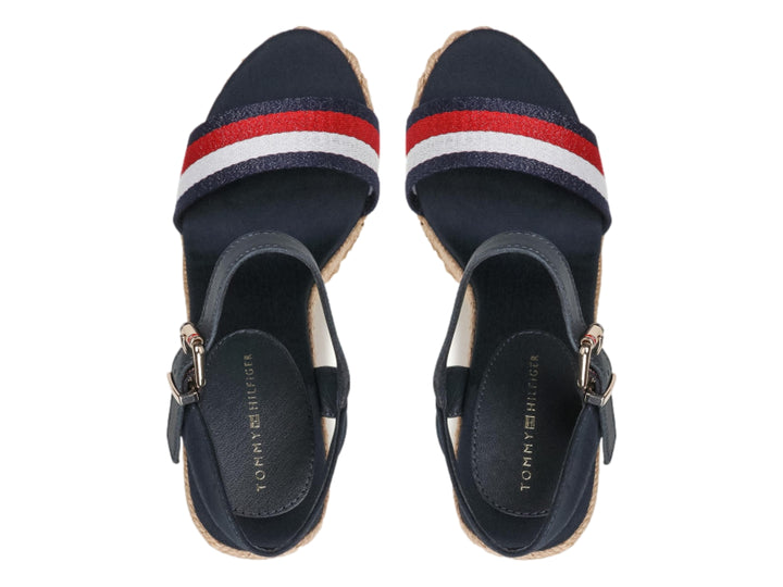 Sandalia azul de plataforma cuña con detalles en beige y correas con rayas blancas y rojas.