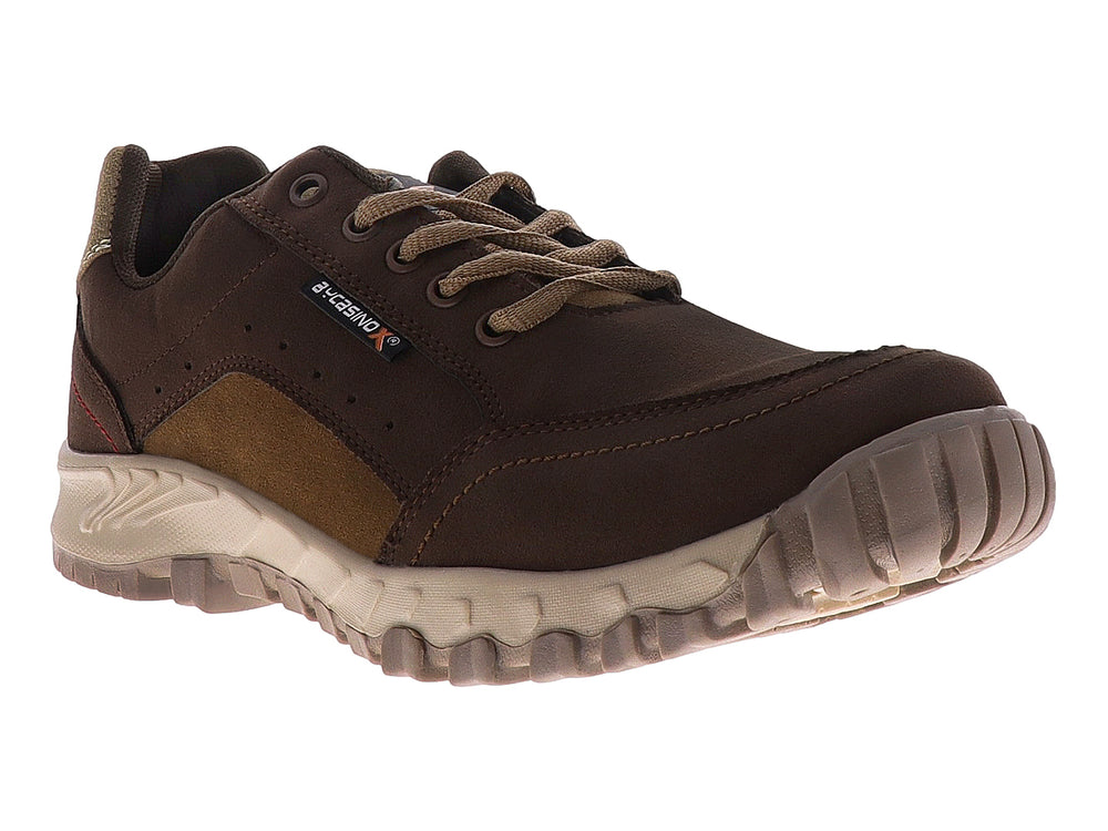 Zapato casual By Casino color café con detalles en beige y suela track robusta.