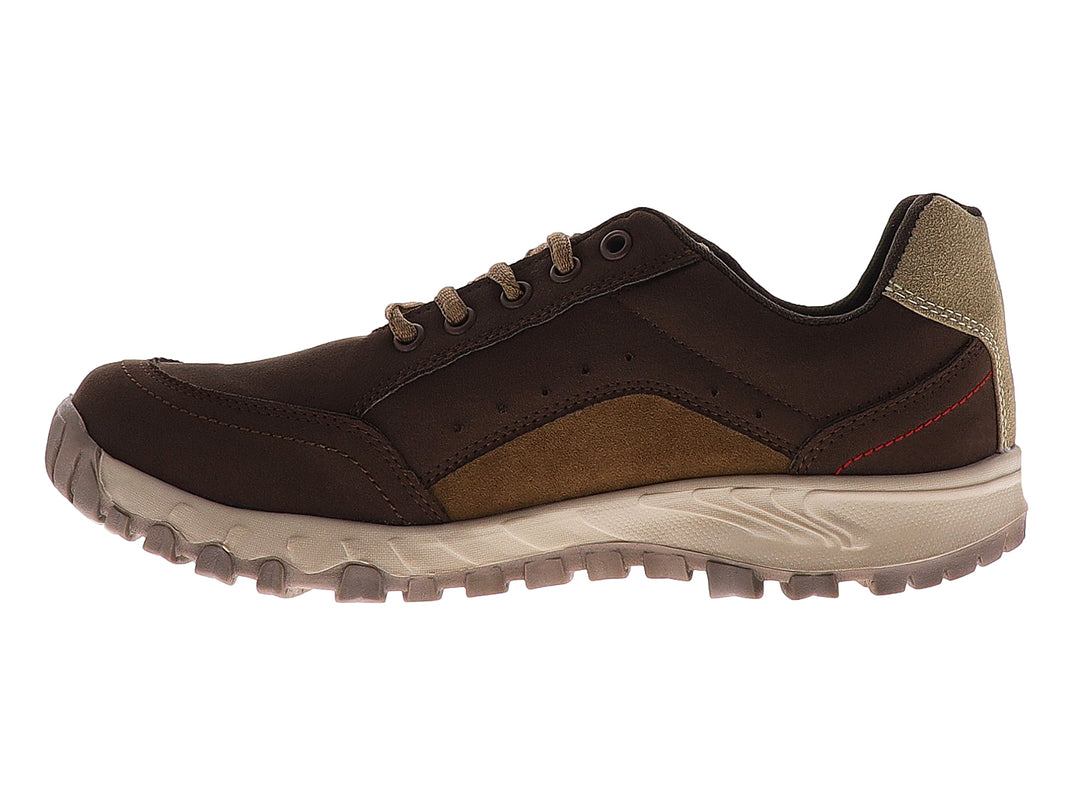 Zapato casual By Casino color café con detalles en beige y suela track robusta.
