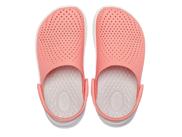 Zuecos Crocs LiteRide para mujer en color fresco con suela blanca y perforaciones superiores.