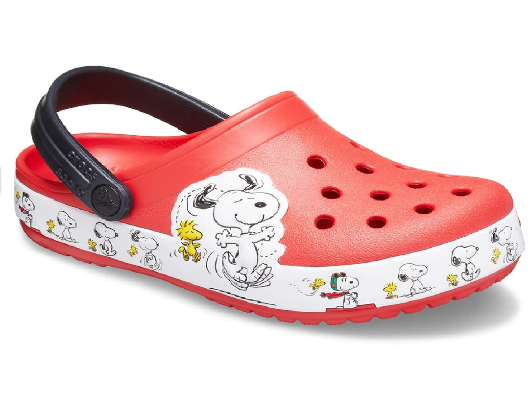 Zuecos Crocs rojos para niño con ilustraciones de Snoopy y correa negra.