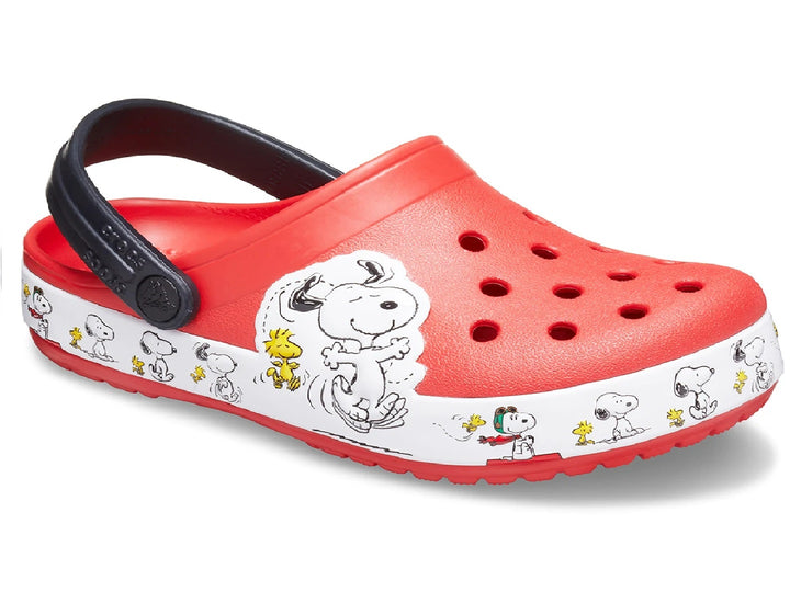 Zuecos Crocs rojos para niño con ilustraciones de Snoopy y correa negra.