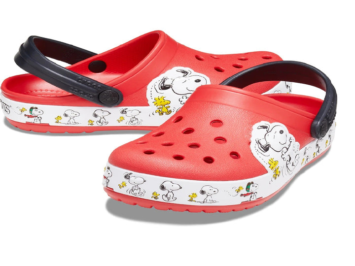 Zuecos Crocs rojos para niño con ilustraciones de Snoopy y correa negra.
