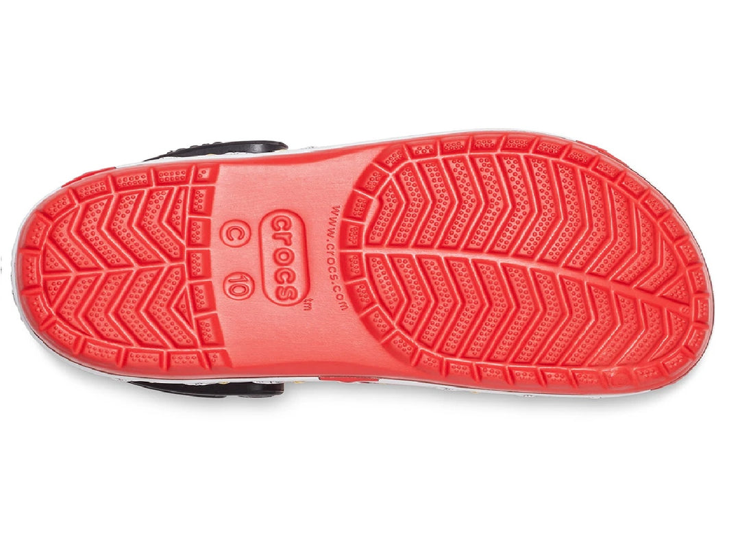 Zuecos Crocs rojos para niño con ilustraciones de Snoopy y correa negra.
