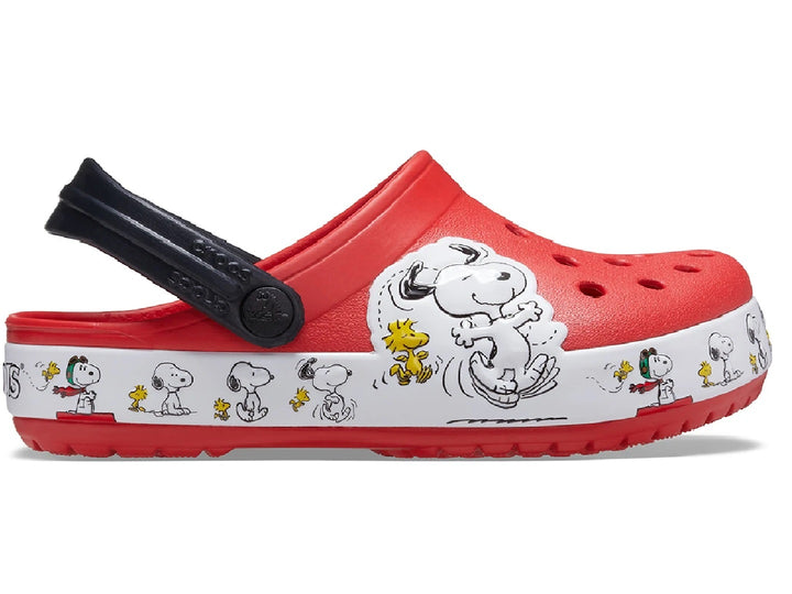 Zuecos Crocs rojos para niño con ilustraciones de Snoopy y correa negra.
